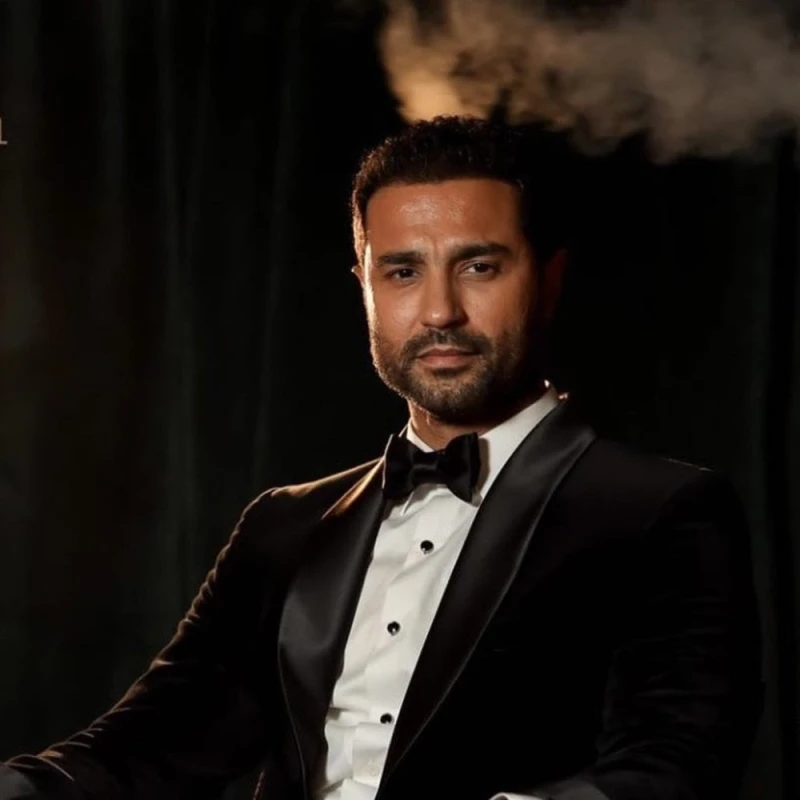 دماغ ألماظ.. كريم فهمي يكشف تفاصيل أحدث أعماله (صورة)كشف الفنان كريم فهمي، عبر حسابه الرسمي بموقع تداول الصور والفيديوهات إنستجرام عن استعداده للتحضير لعمل فني جديد يحمل اسم دماغ أ