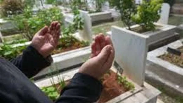 هل يجوز تخصيص يوم لزيارة القبور؟.. اعرف أفضل وقت لبر الموتى لاشك أن ما يطرح السؤال عن هل يجوز تخصيص يوم لزيارة القبور أو وقت بعينه؟ هو أنها صارت عادة البعض، الذين حرصوا على تخصيص أ