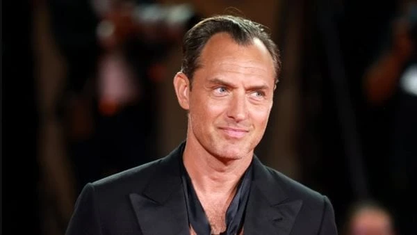 7 دقائق تصفيق للنجم جود لو وفريق فيلم بمهرجان فينيسياتلقى الفنان الإنجليزي جود لو تصفيقا حادا عقب عرض فيلمه الجديد ضمن فعاليات مهرجان فينيسيا