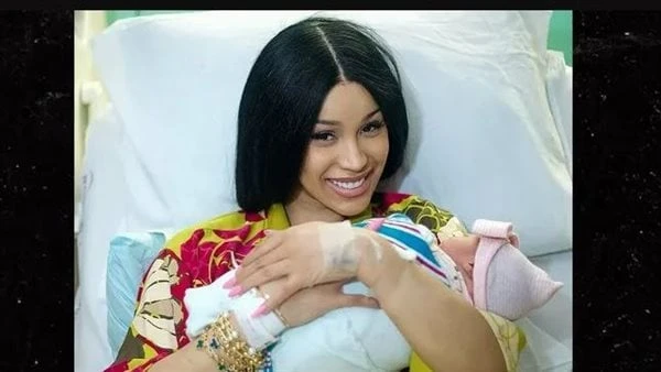 رغم انفصالهما.. كاردي بي تنجب طفلة من مغني الراب أوفست أعلنت المغنية الشهيرة كاردي بي إنجاب طفلها الثالث من زوجها السابق مغني الراب المعروف أوفست الذي كان بجانبها دائما والتقطا سوي