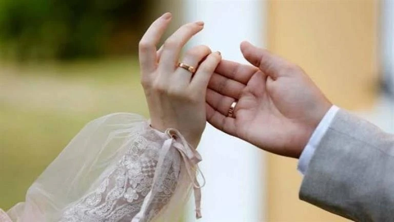 بسبب لحم الضأن.. مشاجرة عنيفة بين عائلتي عريس وعروسة ليلة الزفاف لايف ستايل 04:01 م الإثنين 02 سبتمبر 2024 كتبت- شيماء مرسي: تحول حفل زفاف في ولاية تيلانجانا الهندية إلى فوضى عارمة