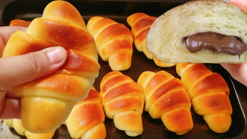 طريقة عمل الكرواسون الهش بالزبدة وصفة سهلة لنتيجة رائعة لتستمتعي بأحلى طعمالكرواسون هو من أشهر المخبوزات الفرنسية التي يعشقها الجميع بفضل قوامه الهش وطعمه الغني بالزبدة، وعلى الرغم