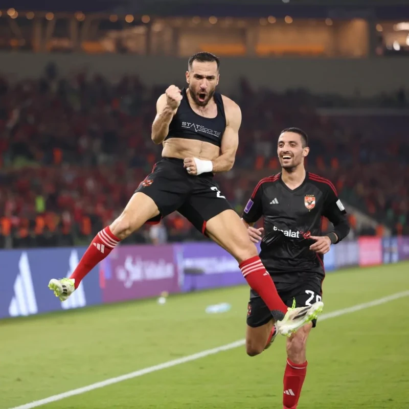 أزمة كبيرة داخل النادي الأهلي يفجرها اللاعب علي معلولالأهلي , اثار الإعلامي مدحت شلبي ضجة في الأوساط الرياضية بحديثه عن الأزمة التي نشأت داخل القلعة الحمراء بسبب استبعاد التونسي عل