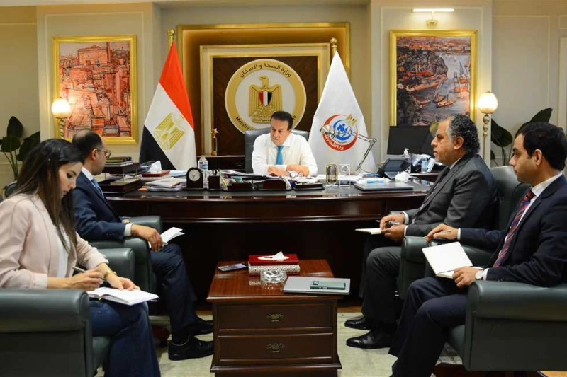 وزير الصحة يستقبل السفير المصري بجنوب أفريقيا استقبل الدكتور خالد عبدالغفار، نائب رئيس مجلس الوزراء وزير الصحة والسكان، السفير أحمد شريف، سفير مصر