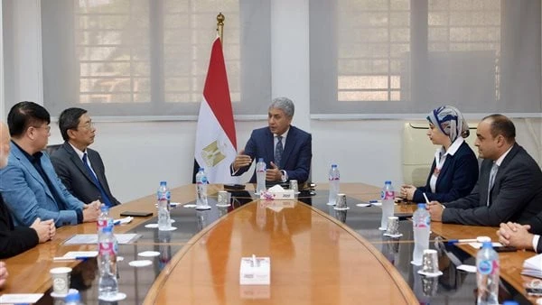 وزير السياحة يوافق مبدئيا على تنظيم معرض رمسيس وذهب الفراعنة في عدة دول التقي،شريف فتحي وزير السياحة والآثار، بمقر المتحف القومي للحضارة المصرية بالفسطاط، بالسفير دومينيك جوه سفير 