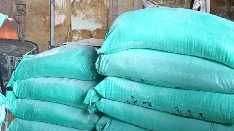 ضبط 12 طن دقيق قبل تهريبها في السوق السوداء استمرارا لجهود أجهزة وزارة الداخلية لحماية جمهور المستهلكين وإحكام الرقابة على الأسواق والتصدى لمحاولات التلاعب بأسعار الخبز والبيع بأزي