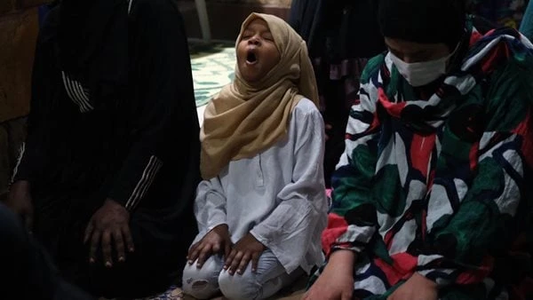 حكم تغطية قدم المرأة في الصلاة .. دار الإفتاء تجيبقالت دار الإفتاء المصرية، إن الواجب على المرأة تغطية كامل جسدها في الصلاة ما عدا الوجه والكفين، فعن