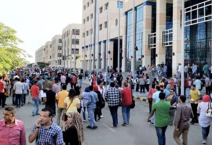 هل سيتم تأجيل الدراسة وتغير خطة الفصل الدراسي الأول 2024-2025؟ الوزارة تجيب مع اقتراب بداية العام الدراسي الجديد في الجامعات المصرية، يتردد العديد من التساؤلات حول إمكانية تأجيل ال