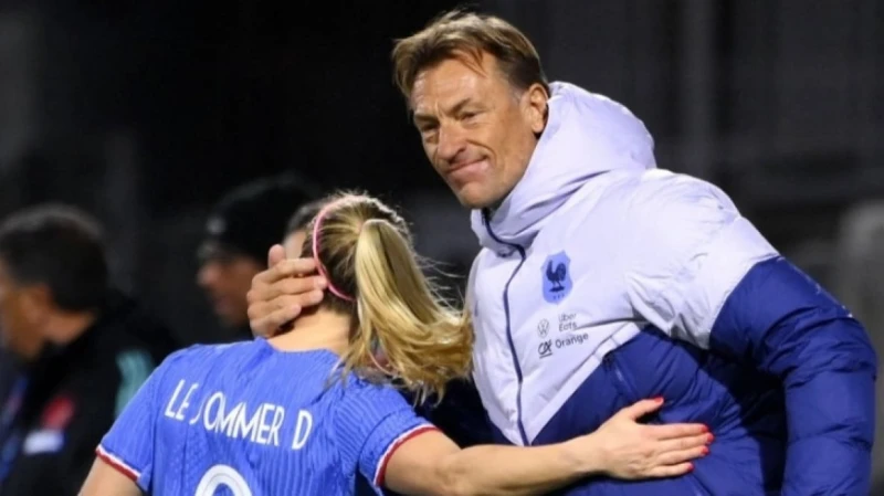 -عاجل - مانشيني يحرم النصر من هيرفي رينارد .. قنبلة تزلزل الوسط الرياضي .. فجر الإعلامي الرياضي بتال القوس، مفاجأة مدوية عن مستقبل الإيطالي روبرتو مانشيني المدير الفني لمنتخب السعو