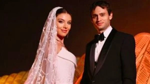 عمرو دياب يحيى حفل زفاف ملكة جمال لبنان فى أثيناأحيا المطرب عمرو دياب حفل زفاف ملكة جمال لبنان السابقة مايا رعيدي علي شريف فهمي كاراغولا.الحفل أقيم