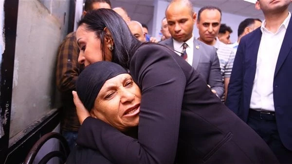 وزيرة التضامن تعزي والدة ضحايا القطار وترافقها لإنهاء إجراءات تصاريح الدفن صورالتقت الدكتورة مايا مرسي وزيرة التضامن الاجتماعي والدة ضحايا قطار حادث