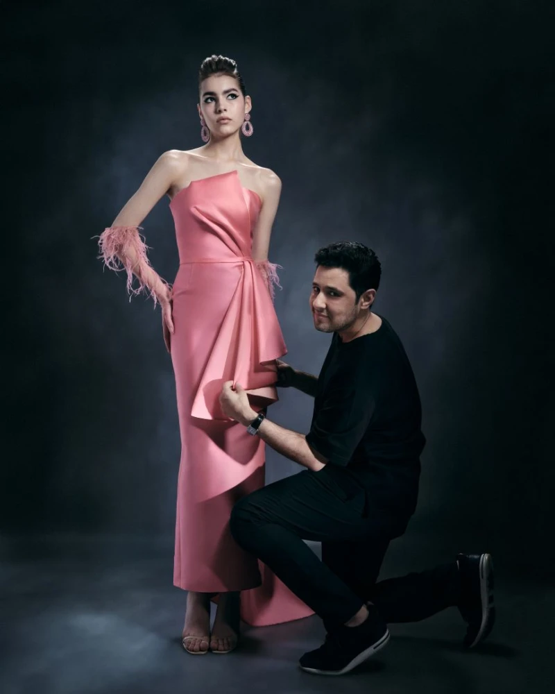 المصمم ساهر ضيا لسيدتي: في عالم الموضة الراقية لا وجود للصيحات! أطلق المصمم المبدع ساهر ضيا مجموعته الراقية لخريف وشتاء 2024- 2025 من وحي صوفيا لورين أيقونة الموضة الإيطالية في الس