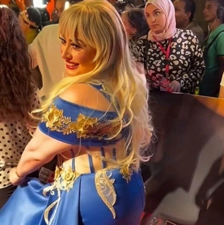 هند عاكف : أنا لابسة فستان مش بدلة رقصتعرضت الفنانة المصرية هند عاكف لموجة من النقد، بسبب إطلالتها الجريئة في حفل افتتاح المهرجان القومي للمسرح في