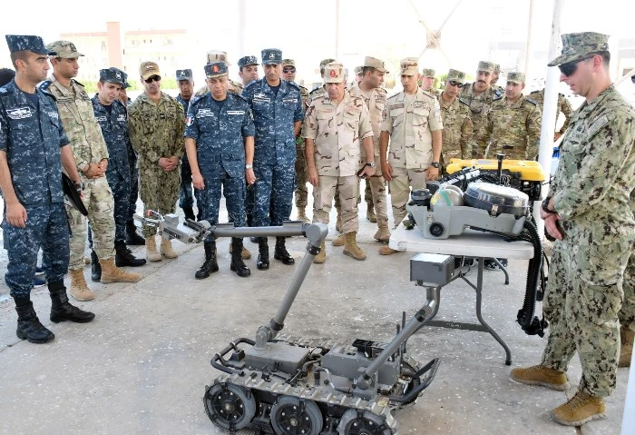 ختام التدريب البحري المصري الأمريكي النسر المدافع في البحر الأحمر اختتمت فعاليات التدريب البحري المشترك المصري الأمريكي النسر المدافع، التي استمرت لعدة أيام بنطاق الأسطول الجنوبي ب