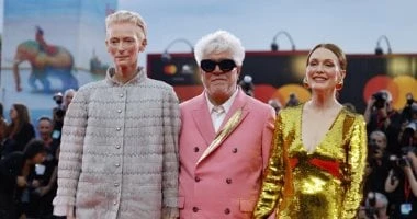 فن: تيلدا سوينتون وبيدرو ألمودوفار وجوليان مور في فينسيا من أجل رصدت عدسات المصوريين النجمة تيلدا سوينتون، والمخرج بيدرو ألمودوفار، والنجمة جوليان مور على السجادة الحمراء لمهرجان ف