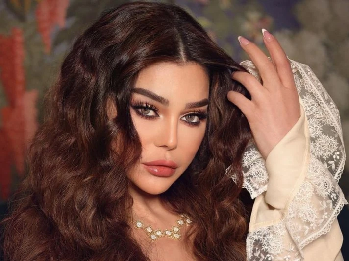 هل تدفع هيفا ثمن وقوفها الى جانب شيرين بحذف أرشيفها؟ تفاجأ جمهور هيفا وهبي بحذف الفيديوهات الخاصة بأغنياتها عبر منصة تيك توك من قبل شركة روتانا، ما دفع بالفنانة اللبنانية للخروج عن