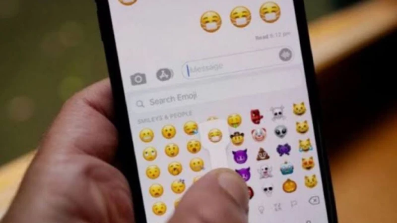 محكمة كويتية تغرم زوجة لسب زوجها ب إيموجي اخر خبر غرمت محكمة كويتية، زوجة تورطت بسب زوجها وإرسال ملصق مسيء (إيموجي) له عبر الدردشة بينهما، وإلزامها