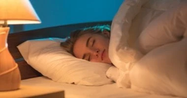 لو بتعانى من ضغط الدم أو أمراض القلب.. طرق النوم الصحية مع كل حالة صحة وطب ليس من المهم فقط أن تنام لعدد صحيح من الساعات كل ليلة، بل إن ضمان وضعيات نوم صحية أمر حيوي أيضا. يمكن أن