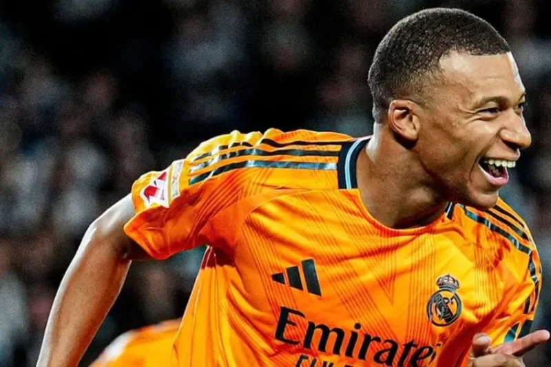 الجائزة الثانية.. مبابي رجلا لمباراة ريال مدريد وسوسيداد فاز المهاجم الدولي الفرنسي كيليان مبابي بجائزة أفضل لاعب في المباراة التي جمعت بين ريال مدريد وسوسيداد على ملعبهم أنويتا ضم