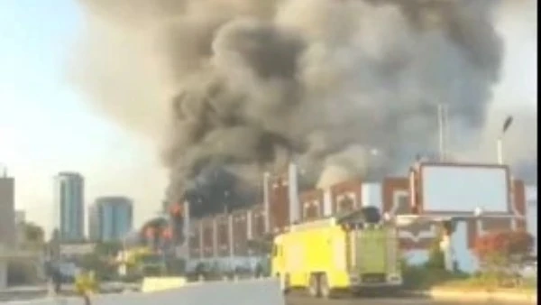 حريق هائل بمجمع تجاري في سوق جدة الدولي أفادت تقارير سعودية باندلاع حريق هائل في سوق جدة الدولي بحي الخالدية بجوار طريق المدينة، حيث تصاعدت أعمدة الدخان الكثيفة من الموقع.وأوضحت ال