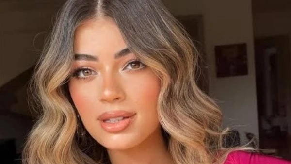 رقيق أوي.. ليلى أحمد زاهر تخطف الأنظار من حفل دير جيست نشرت الفنانة الشابة ليلى أحمد زاهر صورة جديدة عبر حسابها الشخصي على موقع التواصل الاجتماعي للصور والفيديوهات انستجرام وهي تتس