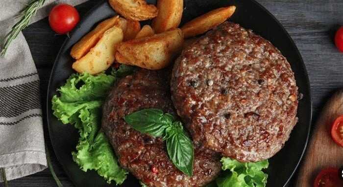 طريقة عمل ستيك اللحم المفروم منوعات الاسبوع طريقة عمل ستيك اللحم المفروم.. يعتبر ستيك اللحم المفروم، من الوجبات اللذيذة وسهلة التحضير، وبديل رائع