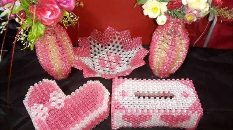 هبة عادل.. مبدعة من الإسكندرية رغم الإعاقة السمعية العجز هو عجز الهمم والفكر وليس عجز الجسد أو الحواس، وأصحاب الاحتياجات الخاصة لا يركنون إلى الفشل، ولا يقعدهم الكسل ولا يعجزهم شيء