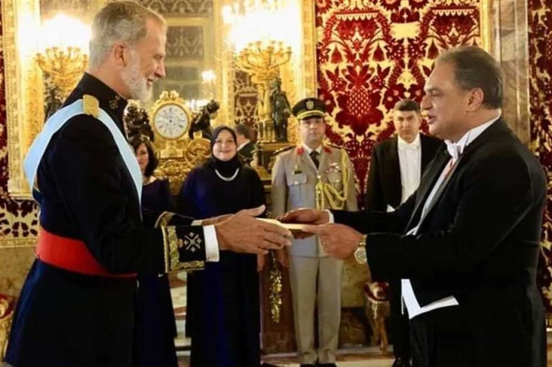 السفير المصري في مدريد يقدم أوراق اعتماده إلى ملك إسبانيا قدم سفير مصر في مدريد السفير إيهاب بدوي، أوراق اعتماده إلى ملك إسبانيا فيليبي السادس، يوم