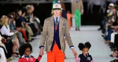 الكاروهات لسه موضة.. رالف لورين تطلق مجموعتها الجديدة لربيع وصيف 2025 المرأة والمنوعات أطلقت العلامة التجارية رالف لورين مجموعتها الجديدة لصيف 2025 بمنطقة الخيول في هامبتونز قبل بد