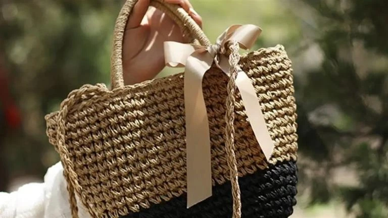 للسيدات.. كيف تحافظين على حقيبة القش؟ لايف ستايل 04:00 ص الأحد 15 سبتمبر 2024 - د ب أ تشهد الحقيبة المصنوعة من القش رواجا كبيرا في صيف 2024 لتضفي على المظهر لمسة جاذبية تستلهم الطب