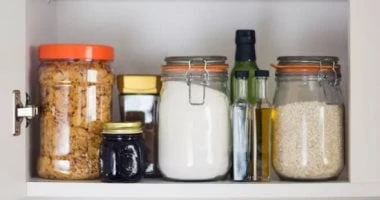 5 أكلات ماينفعش تخزينها في أرفف المطبخ.. منها زبدة الفول السوداني المرأة والمنوعات تعد النساء من الأكثر اهتماما بالتنظيف والتنظيم والترتيب، ومن أكثر الأماكن التي تهتم بها، هي تنظيم