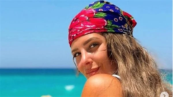 فستان مكشوف.. إيمان العاصي تستعرض جمالها بإطلالة مثيرة نشرت الفنانة إيمان العاصي، صورة جديدة عبر حسابها الشخصي على موقع التواصل الاجتماعي للصور والفيديوهات انستجرام وهي تجلس على ال