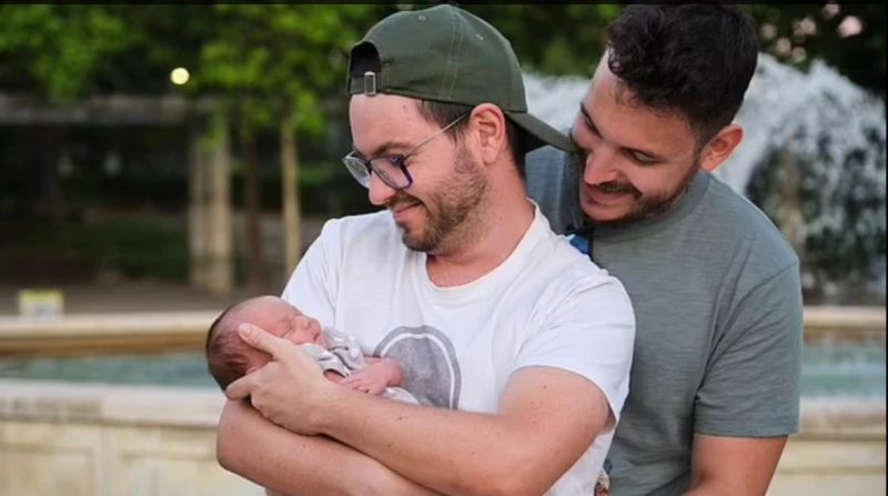 صراع على الأمومة.. مثليان وسيدة في مواجهة قضائية غير مسبوقة في قضية قانونية مثيرة للجدل، اضطرت أم بديلة في لندن إلى اللجوء إلى المحاكم لضمان حقها في رؤية طفلها البيولوجي بانتظام، و