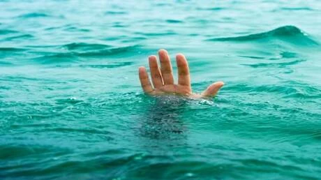 نبض قلبه بعد 25 دقيقة من محاولة إنعاشه.. إنقاذ مراهق روسي من الغرق متفرقات أفادت بذلك الخدمة الصحفية لوزارة الصحة في إقليم كراسنويارسك بشرق سيبيريا. ووقعت حادثة كادت أن تنتهي بمأسا