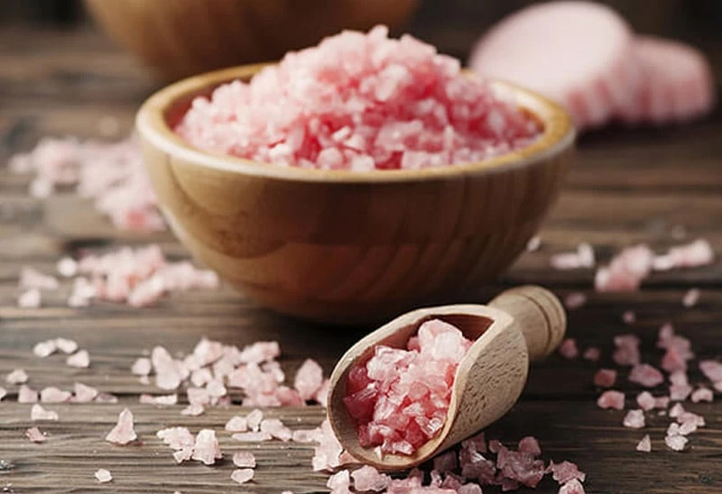 فوائد ملح الهيمالايا الوردىما هو ملح الهيمالايا؟هو نوع من الأملاح التي تستخرج من الصخور، ويتم تصنيفها أحيانا على أنها نوع من أملاح البحر، بينما يصنفها آخرون على أنها أملاح صخرية.يت