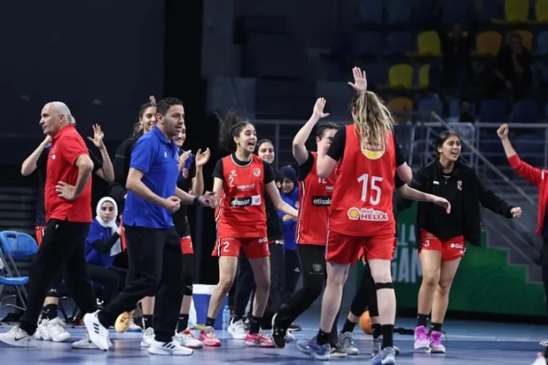 سيدات سلة الأهلي يواجه الطيران ببطولة المنطقةيلتقي الفريق الأول لكرة السلة سيدات بالنادي الأهلي، اليوم الجمعة مع نظيره فريق الطيران، في اللقاء الذي