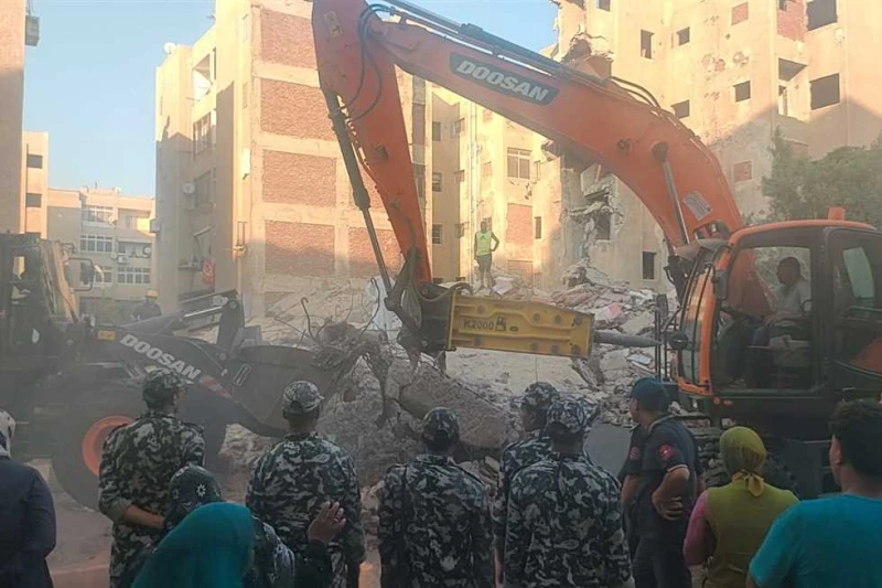 عقار الإسماعيلية المنهار.. الوطنية الطوارئ: قرار إزالة العقارات المجاورة للحفاظ على الأرواح كشف اللواء هنري إبراهيم مدير الشبكة الوطنية الطوارئ والسلامة اليوم الأحد، عن صدور قرارات