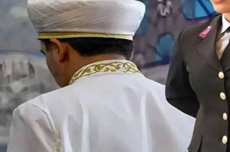 ..شاهد: القبض على إمام مسجد بتركيا مخمور أقام علاقة جنسية مع شرطية..تفاصيل تتابع الان تفاصيل ما ورد عن شاهد: القبض على إمام مسجد بتركيا مخمور أقام علاقة جنسية مع شرطية، أقام إمام م