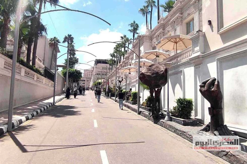 تحكى قصصا إنسانية من وحى الحياة.. شارع التماثيل.. فن تشكيلى ومزار سياحى يزين الإسكندرية ١٢ تمثالا تجريديا كانت كفيلة بتحويل شارع محطة الرمل الموصل