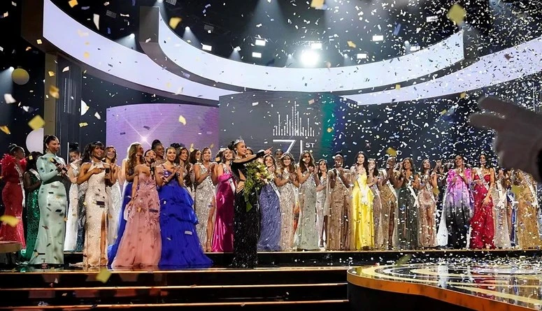 أكبر مسرح في تاريخ مسابقة ملكة جمال الكون (فيديو)كشف حساب ملكة جمال الكون ( ) الرسمي أن المسرح الذي ستقف عليه المتسابقات هذا العام، سيكون الأكبر في