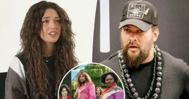 فن: اتهام جيسون موموا ب الصراخ على طاقم عمل .. اعرف القصة زعمت فتاة تدعى فالكيرا أن النجم العالمى جيسون موموا عامل بعض أفراد الطاقم معاملة سيئة أثناء