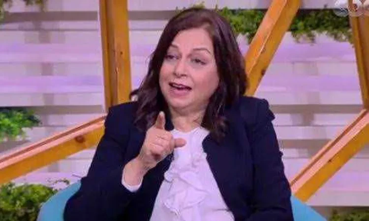 محد رياض يلقي نظرة الوداع الأخيرة على ناهد رشدي (فيديو) تعرف على التالي محد رياض يلقي نظرة الوداع الأخيرة على ناهد رشدي (فيديو)، حرص الفنان محد رياض