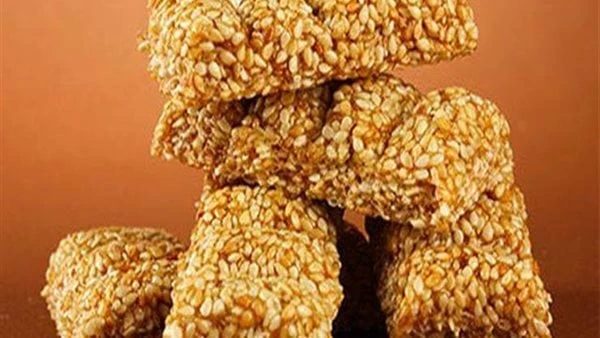 بدائل ممكنة للسكر في تحضير السمسمية وحلويات المولد النبوياستخدام البدائل الصحية للسكر يمكن أن يجعل السمسمية خيارا أكثر فائدة، مع الحفاظ على طعمها اللذيذ.كشفت خبيرة التغذية سكينة جم