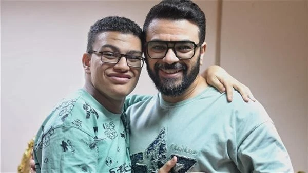 البوابة ستار: أنا حاسس بيك.. نجل كريم الحسيني يدعمه في عرض مسرحية كازينو نشر الفنان كريم الحسيني مجموعة من الصور بصحبة نجله فجر الذي حرص على تقديم