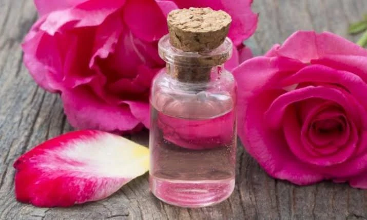 فوائد زيت الورد للبشرة.زيت الورد هو مستخلص طبيعي يستخرج من زهور الورد، ويعتبر من الزيوت الطبيعية الغنية بالعناصر المفيدة للبشرة. وفيما يلي نستعرض بعض