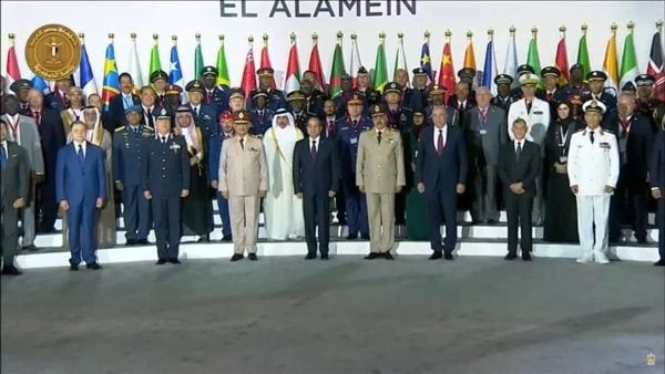 الرئيس السيسي يتوسط صورة تذكارية مع ممثلي الدول المشاركة في معرض مصر للطيران والفضاءتوسط الرئيس عبد الفتاح السيسي، صورة تذكارية قبل افتتاح معرض مصر