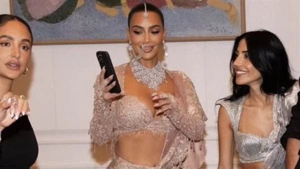 كيم كاردشيان في إطلالة جريئة في أحدث ظهور لها شاركت النجمة العالمية كيم كاردشيان متابعيها بأحدث إطلالاتها عبر حسابها الشخصي بموقع تبادل الفيديوهات