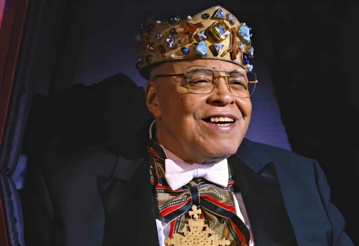 أبرز أدوار جيمس إيرل جونز بطل فيلم جيمس إيرل جونز هو ممثل أمريكي بارز، يعرف بصوته العميق والقوي الذي جعله واحدا من أكثر الأصوات تميزا في عالم السينما والمسرح، ولد في 17 يناير 1931 