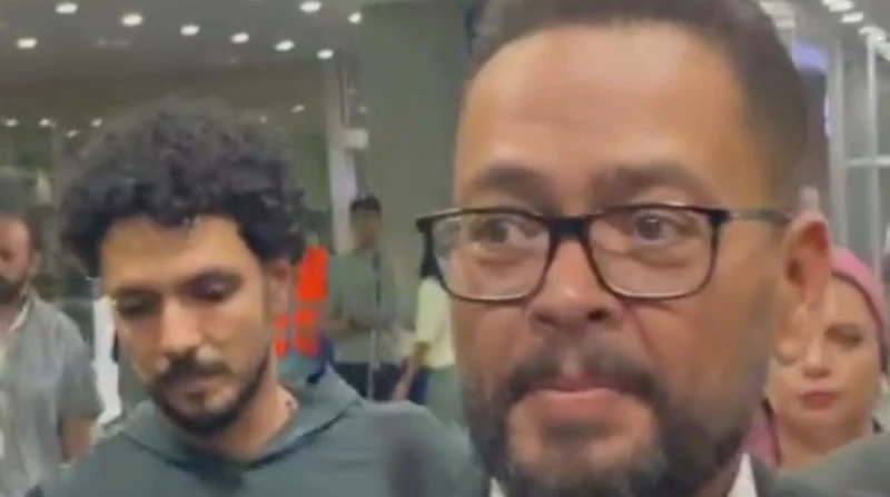 أحمد رزق يظهر لأول مرة بعد قضية دهس ابنه عامل دليفري (صور) ظهر الفنان أحمد رزق، في حفل توزيع جوائز مهرجان همسة للآداب والفنون، المقام حاليا في متحف الحضارة، بالقاهرة.يعد حضور رزق ا