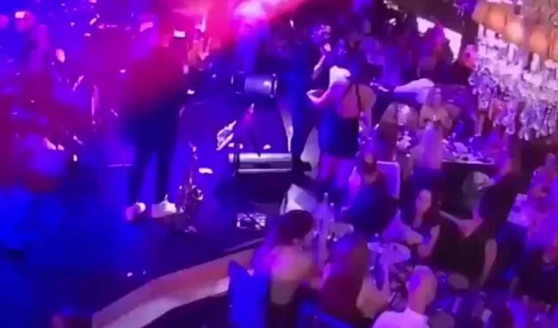 ..لفظ أنفاسه فجأة أمام أعين الحاضرين.. وفاة فنان شهير على المسرح (فيديو)..تفاصيل تتابع الان تفاصيل ما ورد عن لفظ أنفاسه فجأة أمام أعين الحاضرين..